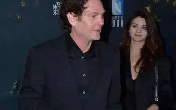 Buzzing News On Dating Between India Eisley And Henry Thomas